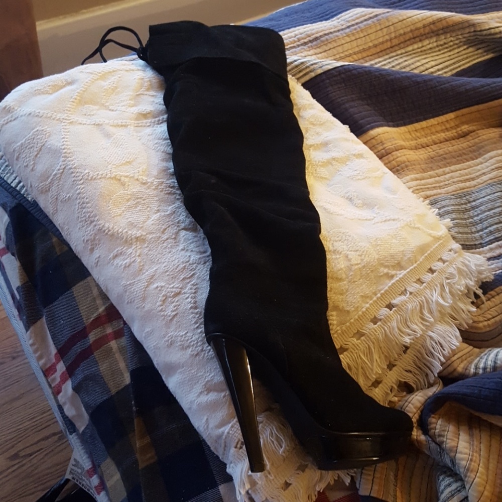 Suede barely worn boot